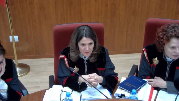 Mbyllet pas 6 orësh seanca në Kushtetuese për Belinda Ballukun, trupa tërhiqet për vendim