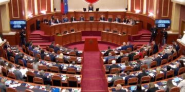 18 orë debat! Miratohen me forcën e kartonave ndryshimet në Kodin Penal, opozita kundër