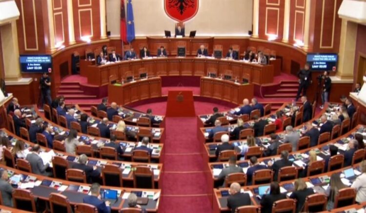 18 orë debat! Miratohen me forcën e kartonave ndryshimet në Kodin Penal, opozita kundër