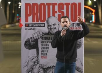 “Shqipëria Bëhet” e Lapajt proteston para Kryeministrisë, i bashkohet edhe deputeti demokrat