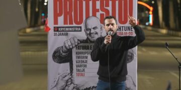 “Shqipëria Bëhet” e Lapajt proteston para Kryeministrisë, i bashkohet edhe deputeti demokrat
