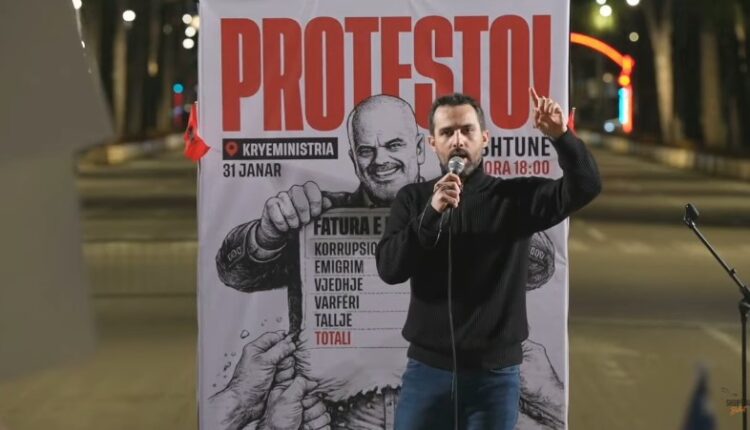 “Shqipëria Bëhet” e Lapajt proteston para Kryeministrisë, i bashkohet edhe deputeti demokrat