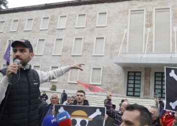 Protesta, Lapaj: Disa civilë fotografuan qytetarët për t’i intimiduar, hajde të bëhemi 20-30 mijë dhe ta rrethojmë Ramën