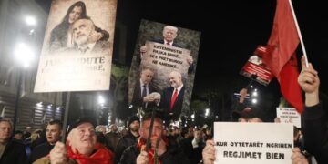 Tensionohet situata në protestën e Lapajt para Kryeministrisë, hidhet miell drejt policëve