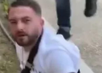 VIDEO/ Finemi dhunon Lim Hotin në mes të rrugës