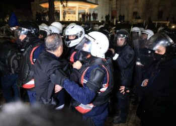 Protestuesit tentojnë të futen brenda Kuvendit, policia hedh gazlotsjellës dhe ujë me piper