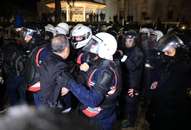 Deputeti Luçiano Boçi përplaset me policinë, hidhet gazlotsjellës dhe ujë me piper ndaj protestuesve