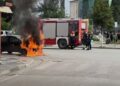 Makina shpërthen në flakë në mes të qytetit të Fierit, shoferi shpëton në çastin e fundit