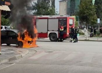 Makina shpërthen në flakë në mes të qytetit të Fierit, shoferi shpëton në çastin e fundit