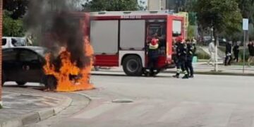 Makina shpërthen në flakë në mes të qytetit të Fierit, shoferi shpëton në çastin e fundit