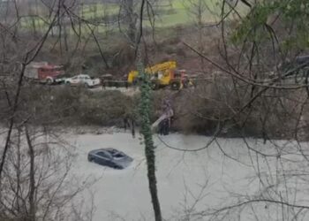 Klos/ Makina përfundon në përrua asnjë kontakt me drejtuesin vijojnë kërkimet