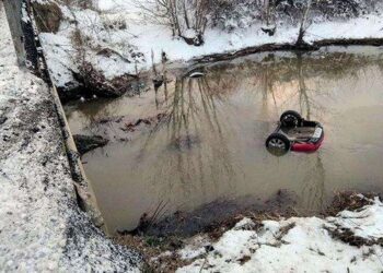 Detaje nga aksidenti në Klos/ I dehur në timon, ra në përrua dhe iku duke lënë shokun në mëshirë të ujit, policia nis kërkimet