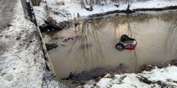 Detaje nga aksidenti në Klos/ I dehur në timon, ra në përrua dhe iku duke lënë shokun në mëshirë të ujit, policia nis kërkimet
