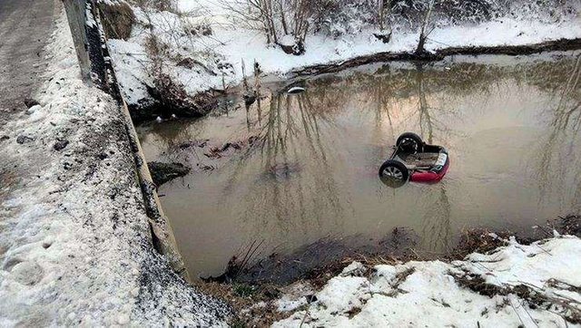 Detaje nga aksidenti në Klos/ I dehur në timon, ra në përrua dhe iku duke lënë shokun në mëshirë të ujit, policia nis kërkimet
