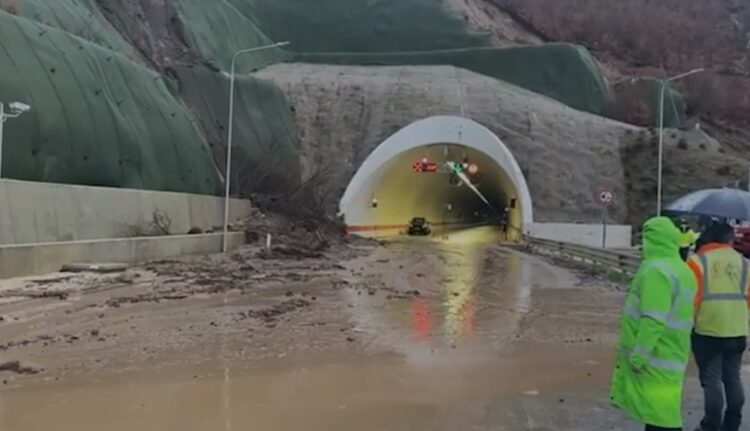 Skandal në rrugën 260 mln € Qukës–Qafë Plloçë: Dherat bien mbi makinë rrezikohet jeta e qytetarëve