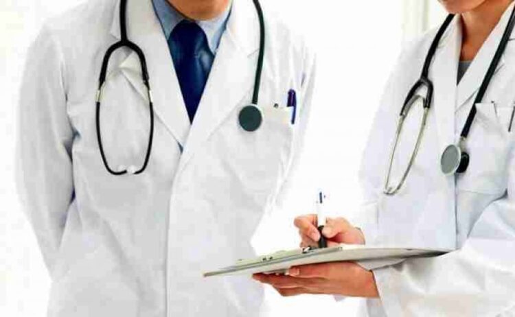 Dhunoi kryeinfermieren, arrestohet mjeku në Tiranë nisin hetimet