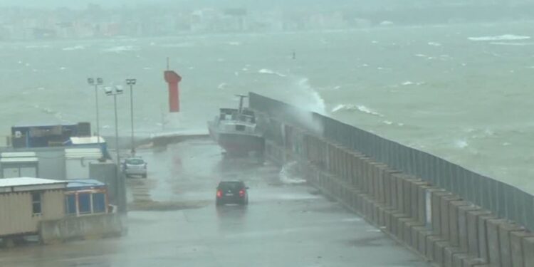 Alarm nga Bashkia Durrës: “Shmangni daljet e panevojshme”, moti përkeqësohet
