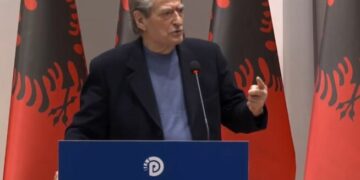 “Çdo gjë përfundon në këmbët e saj”, Berisha karikon të rinjtë e FRPD para protestës, sulm GJK për Belinda Ballukun