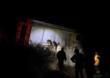 Zjarri në Orikum, mjeti i zjarrfikësve ngec mbi lagunë (VIDEO)