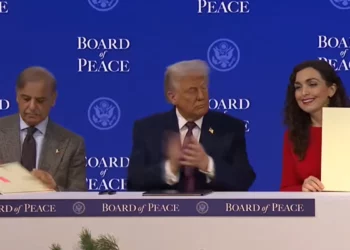 Osmani shtrëngon duart me Trump, Kosova nënshkruan pjesëmarrjen në Bordin e Paqes