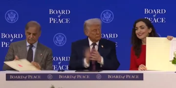 Osmani shtrëngon duart me Trump, Kosova nënshkruan pjesëmarrjen në Bordin e Paqes