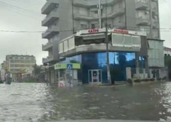 Përmbytjet shkaktojnë viktimën e parë, gjendet një trup i pajetë në Durrës
