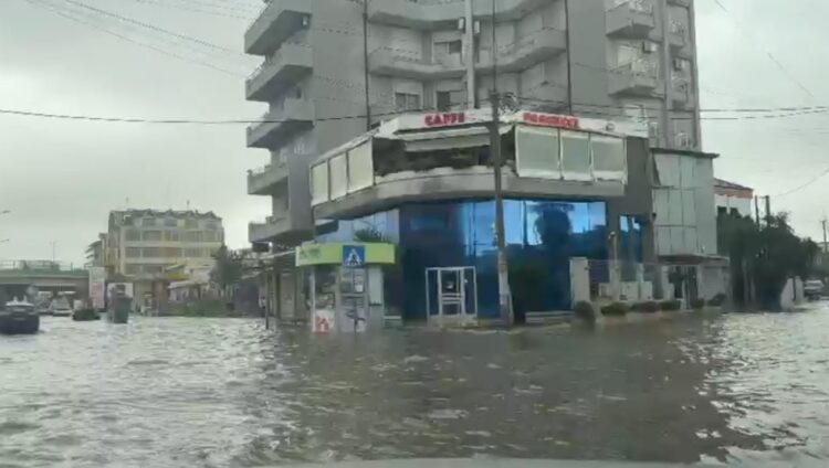 Përmbytjet shkaktojnë viktimën e parë, gjendet një trup i pajetë në Durrës (Emri)