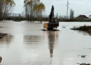 Disa zona të Korçës ende pa energji! Vijon puna për mbylljen e argjinaturës së lumit Devoll