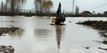 Disa zona të Korçës ende pa energji! Vijon puna për mbylljen e argjinaturës së lumit Devoll