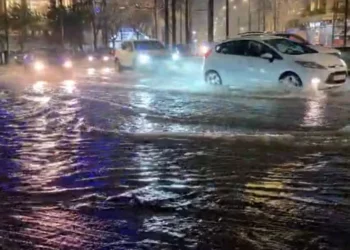 Rëndohet situata nga përmbytjet në Greqi, humbin jetën dy persona (Video)