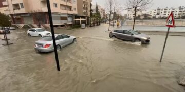 Përmbytjet në qarkun e Durrësit/ Mbi 1.400 ha tokë nën ujë, qindra banorë braktisën shtëpitë