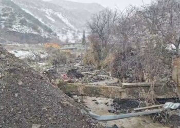 Përroi del nga shtrati, bllokohet shkarkuesi në aksin Pogradec–Qafë Thanë