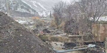 Përroi del nga shtrati, bllokohet shkarkuesi në aksin Pogradec–Qafë Thanë