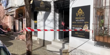 Durrës/ Babai plagosi me thikë vajzën e tij dhe një qytetar, pas disa orësh prangoset nga policia