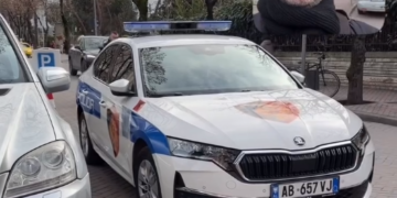 Burg për parkimin dysh/ Braçe nxjerr pamjet: Shkelësi i parë është një makinë policie