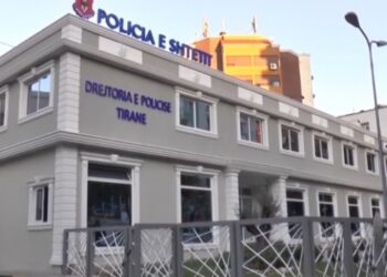 Dy shtetase dhunojnë  policen në hyrje të komisariatit, procedohet penalish