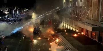 Berisha mbaron fjalën, protestuesit hedhin molotovë dhe flakadanë në drejtim të Kryeministrisë