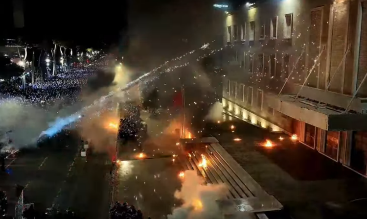 Berisha mbaron fjalën, protestuesit hedhin molotovë dhe flakadanë në drejtim të Kryeministrisë