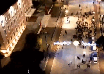 Rrudhet foltorja para Kryeministrisë, protesta e Berishës me pak njerëz