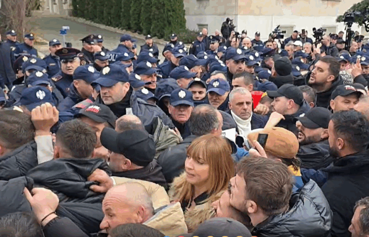 Tensionohet situata para Kryeministrisë, policia shkul çadrat e aktivistëve të “Shqipëria Bëhet”