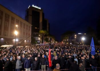 Nis protesta e opozitës para Kryeministrisë, Berisha del nga selia dhe zbret në shesh