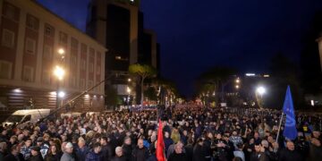Nis protesta e opozitës para Kryeministrisë, Berisha del nga selia dhe zbret në shesh