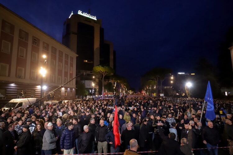 Nis protesta e opozitës para Kryeministrisë, Berisha del nga selia dhe zbret në shesh