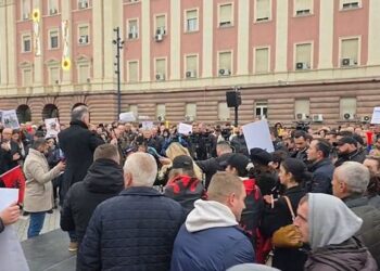 Protesta para Kryeministrisë, qytetarët: Boll vodhët shqiptarët…
