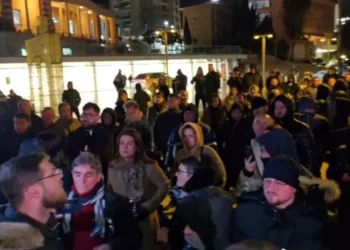 Protesta në Durrës, qytetarët tentojnë të futen në Bashki, përplasen me policinë