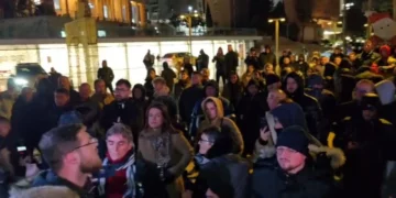 Protesta në Durrës, qytetarët tentojnë të futen në Bashki, përplasen me policinë