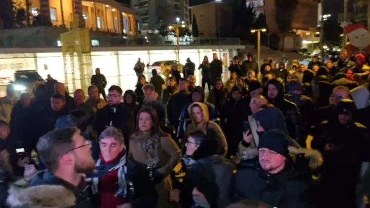 Protesta në Durrës, qytetarët tentojnë të futen në Bashki, përplasen me policinë