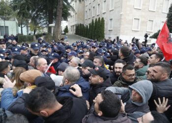 U arrestuan për protestën te kryeministria, gjykata liron 4 anëtarët e “Shqipëria Bëhet”