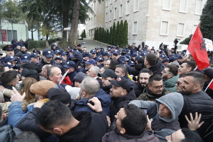 U arrestuan për protestën te kryeministria, gjykata liron 4 anëtarët e “Shqipëria Bëhet”