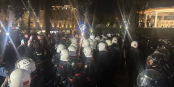 Protestuesit tentojnë të futen brenda Kuvendit, policia hedh gazlotsjellës dhe ujë me piper
